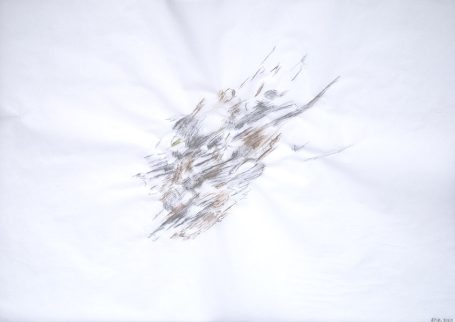 Weiße Fläche mit abstrakten braunen und grauen Mustern.
