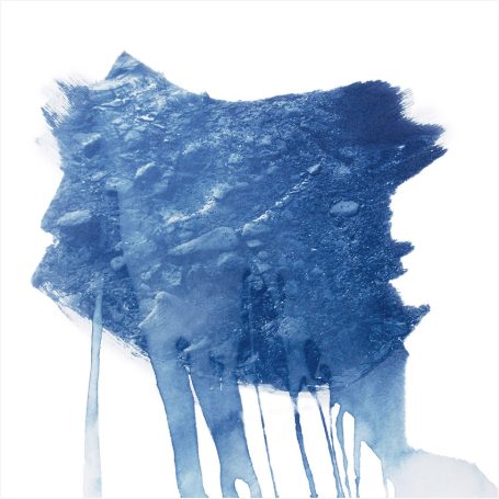 Abstrakte blaue Aquarellfarbe mit fließenden Linien und Tropfen.