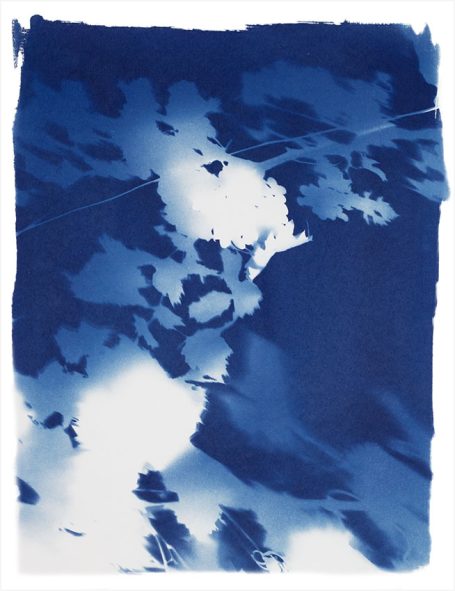 Abstrakte Komposition in Blau und Weiß mit fließenden, wolkenartigen Formen.