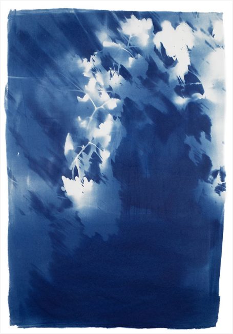 Abstrakte Darstellung von blauen Himmel und Wolken in sanften Farbtönen.