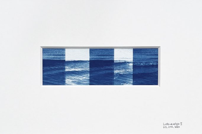 Abstrakte Komposition in Blau- und Weißtönen mit viereckigen Mustern.