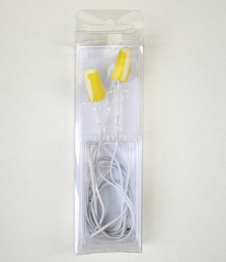Weißes Ohrhörer-Set mit gelben Ohrstöpseln in transparenter Verpackung.