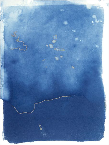 Abstrakte blaue Aquarellmalerei mit goldenen und hellen Akzenten.