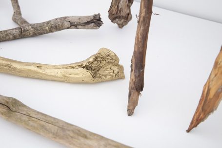 Holzstücke in verschiedenen Formen und Farben, darunter ein goldenes Stück.