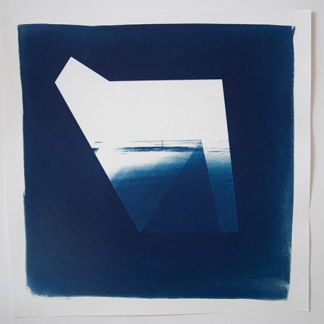 Abstraktes Kunstwerk in Blau und Weiß mit geometrischen Formen.