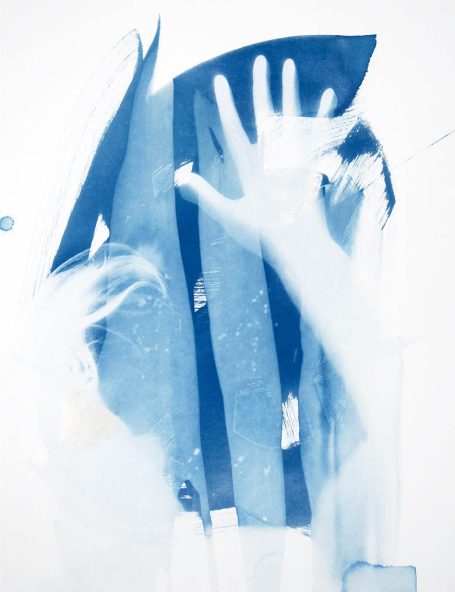 Eine gespenstische Handabdruck auf blauer Oberfläche mit verschwommenem Hintergrund.