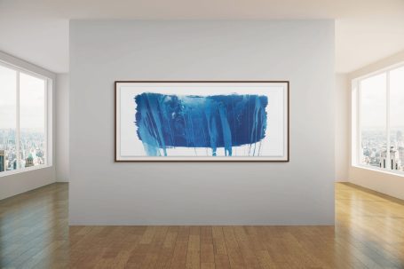 Abstrakte blaue Malerei in einem modernen Raum mit großen Fenstern.