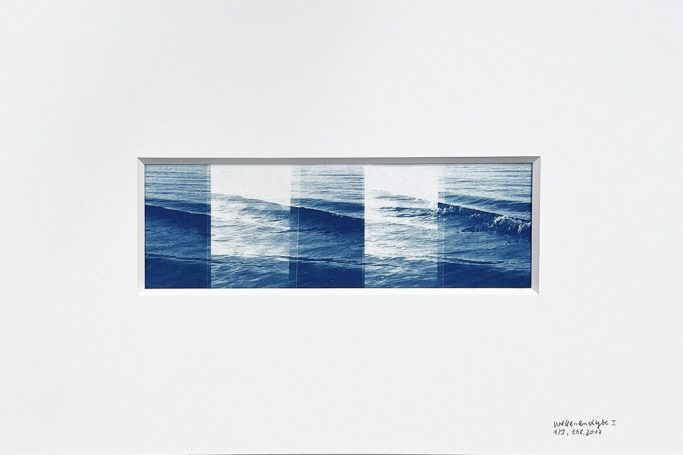Abstrakte Darstellung von Wellen in blauen Tönen auf weißem Hintergrund.