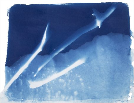 Blau-weiße Fotografie mit sanften Linien und abstrakten Formen.
