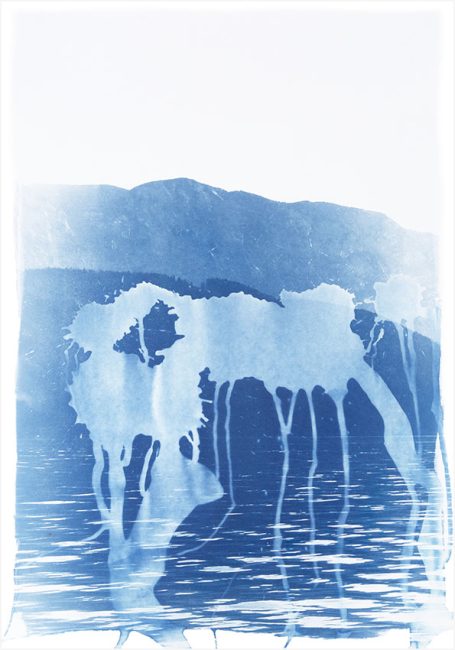 Abstrakte blaue Landschaft mit fließendem Wasser und silhouettierten Bergen im Hintergrund.