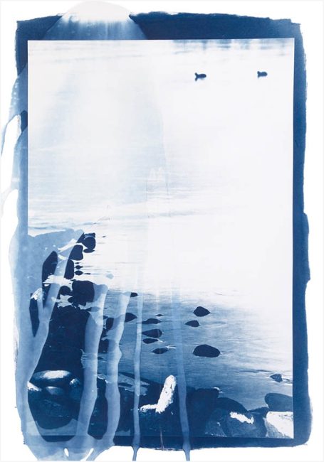 Abstrakte maritime Szene mit sanften Farben und unscharfen Details am Wasser.
