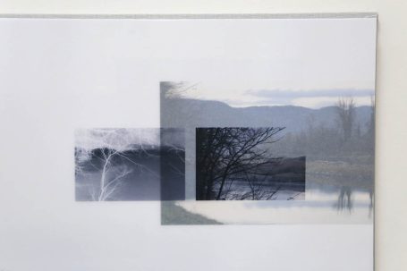 Abstrakte Komposition mit ländlicher Landschaft und Wasserflächen in gedämpften Farben.