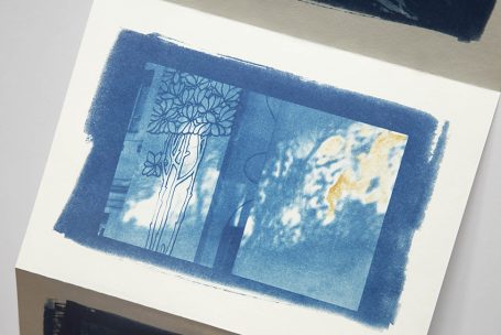 Zwei blaue, strukturelle Aquarellbilder mit hellen Farbnuancen und abstrakten Formen.