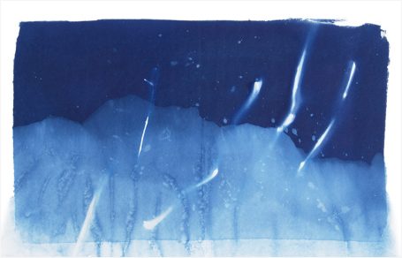Abstrakte blaue Aquarellzeichnung mit sanften Wellen und verlaufenden Farbtönen.
