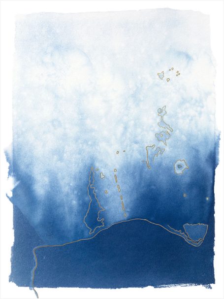 Abstrakte blaue Komposition mit sanften Farbverläufen und goldenen Linien.