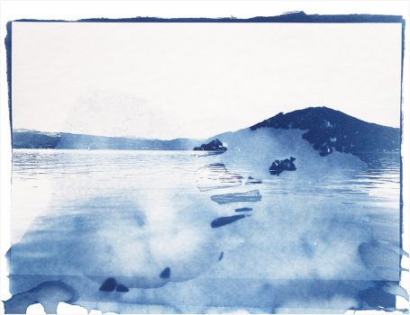 Blaues Landschaftsbild mit sanften Wellen und einem Hügel im Hintergrund.