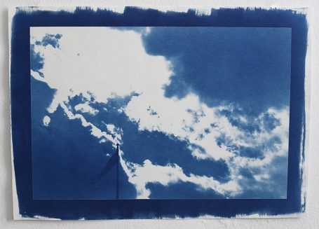 Himmel mit Wolken in verschiedenen Blautönen und einem hellen Bereich.
