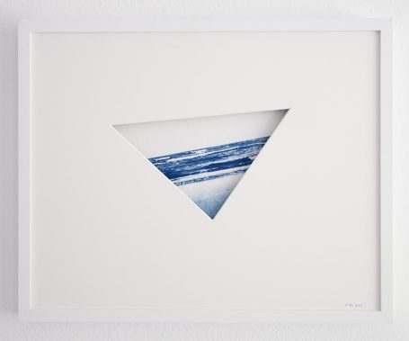 Dreieckige Kunstinstallation mit blauen und weißen Wellenmotiven auf weißem Hintergrund.