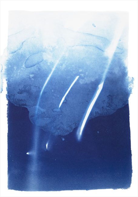 Abstracte blau-weiße Komposition mit Lichtstrahlen und sanften Linien.