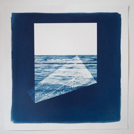 Abstrakte Komposition in Blau mit geometrischen Formen und Wasseroberfläche.