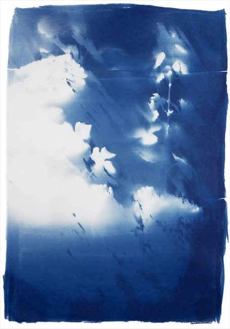 Blauer Stoff mit sanften weißen Wolken- und Blütenmustern.
