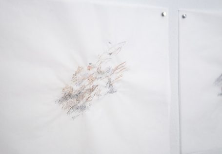 Abstrakte Zeichnung mit sanften Farben und verwischten Linien auf hellem Hintergrund.