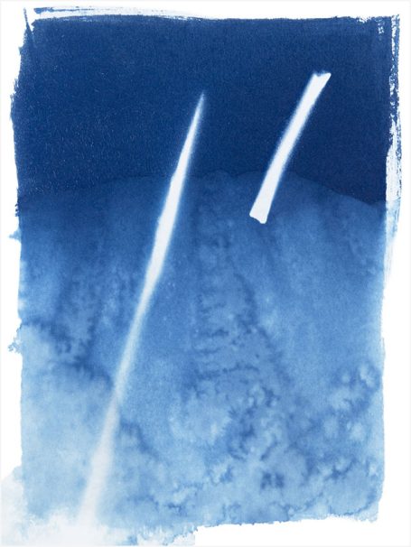 Zwei Raketen starten in den blauen Himmel über weißen Wolken.