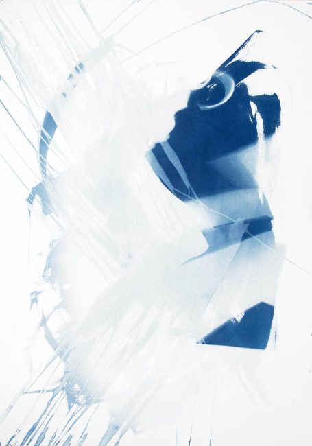 Abstraktes Bild in Blau- und Weißtönen mit sanften Pinselstrichen.