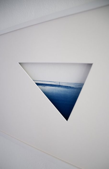 Dreieckiger Ausschnitt mit blauer Farbverlauf auf weißem Hintergrund.