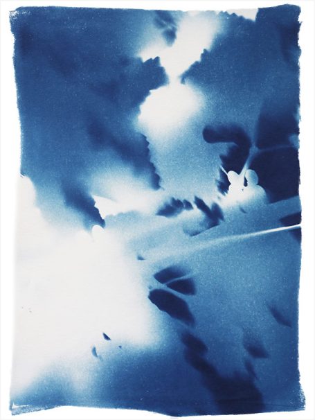 Abstrakte blaue Farbkomposition mit hellen, wolkenähnlichen Mustern.