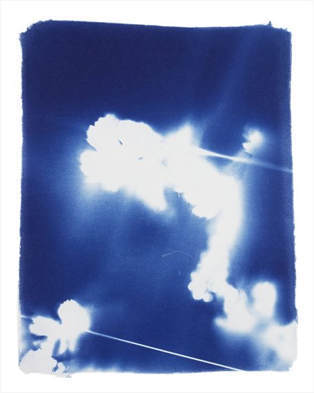 Blauer Hintergrund mit weißen, wolkenähnlichen Formen und Lichtstrahlen.
