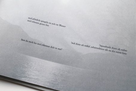 Schwarzer und weißer Hintergrund mit Text über Natur und Erlebnisse.