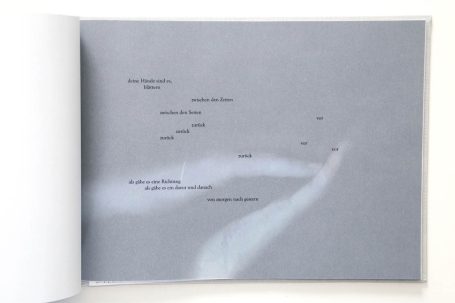Ein graues Blatt Papier mit Text, der in verschiedenen Größen angeordnet ist.