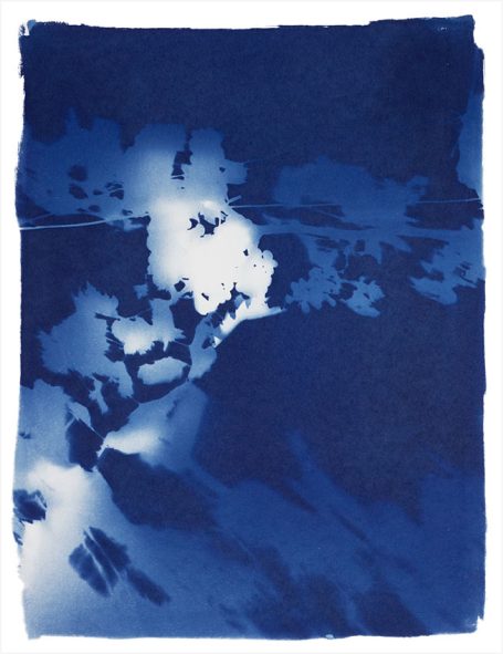 Abstrakte blaue Farbverläufe mit helleren Flecken und strukturiertem Muster.