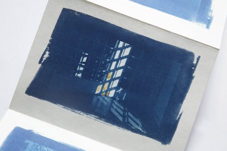 Blaues Kunstwerk mit Fenstern und Lichtakzenten, abstrakte Komposition.