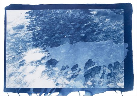 Blaue Wasseroberfläche mit interessanten Texturen und Schatten.