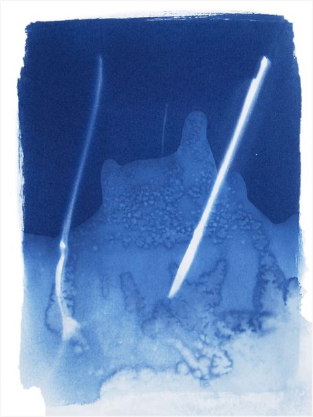 Abstrakte blaue Komposition mit zarten Linien und Texturen.