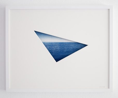 Blaues, dreieckiges Kunstwerk mit sanften Farbverläufen auf weißem Hintergrund.
