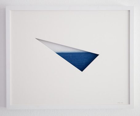 Abstrakte Kunst mit einem blauen Dreieck, das einen weißen Hintergrund durchschneidet.
