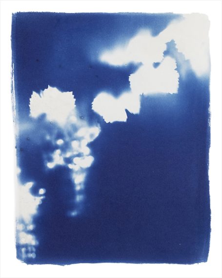 Abstrakte blaue Komposition mit hellen, verschwommenen Formen und Wolkenmustern.