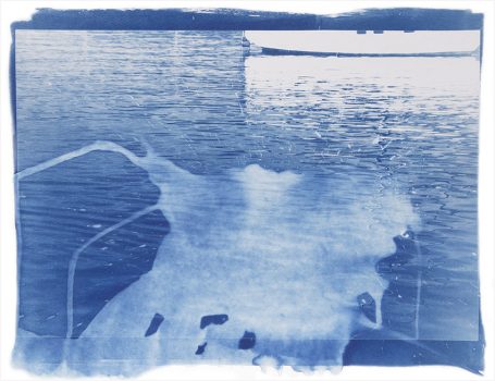 Blaues Wasser mit einer transparenten Überlagerung und einem Teil eines Boots im Hintergrund.
