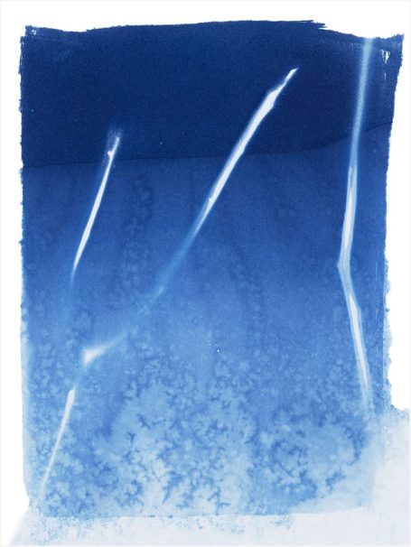 Ein transparentes Kunststoffblatt mit blauer Farbverlauf und weißen Kristallen am unteren Rand.