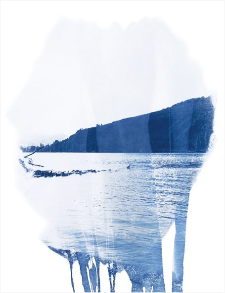 Blaues Wasser und sandiger Strand mit sanften Wellen unter einem bewölkten Himmel.