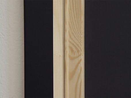 Holz- und schwarze Oberflächen in einem minimalistischen Design.