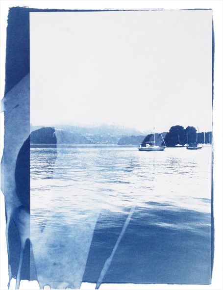 Blauer Landschaftsausblick mit Wasser und Silhouetten von Bäumen im Hintergrund.
