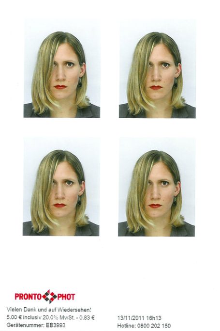 Vier Passfotos einer Person mit langen, blonden Haaren und rotem Lippenstift.