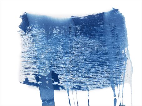Blauer Wasserfarbeneffekt mit fließenden Texturen und gelegentlichen Tropfen.