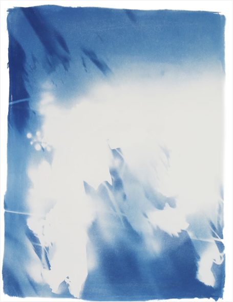 Abstrakte blaue und weiße Farbverläufe mit weichen Texturen.