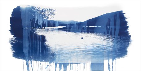 Abstrakte blaue Wasserlandschaft mit sanften Hügeln im Hintergrund.