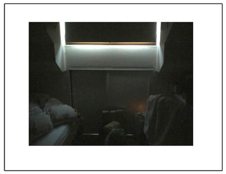 Dunkler Raum mit einem Fenster, durch das schwaches Licht strömt.